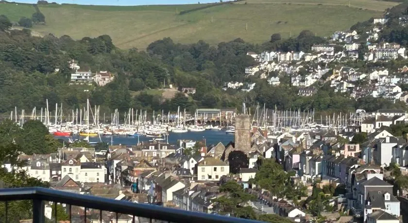 Dartmouth, 10 minute walk to Water Front, Amazing Water & Valley Views, Quiet & Relaxing, Sleeps up to 9 - Image 1