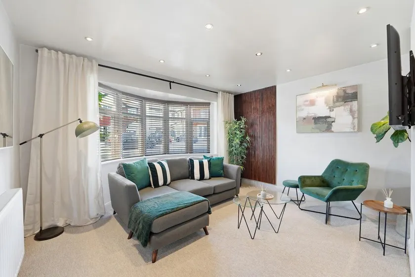 Modern 2BR, work stays, off road parking - Image 1