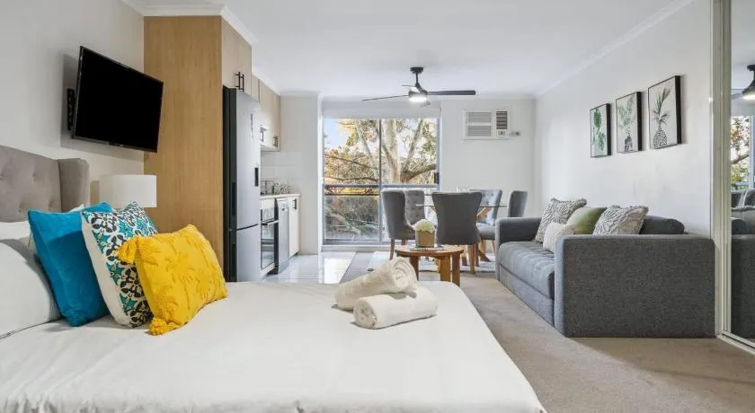 'The Crows Nest' Spacious Studio with Balcony - Image 1