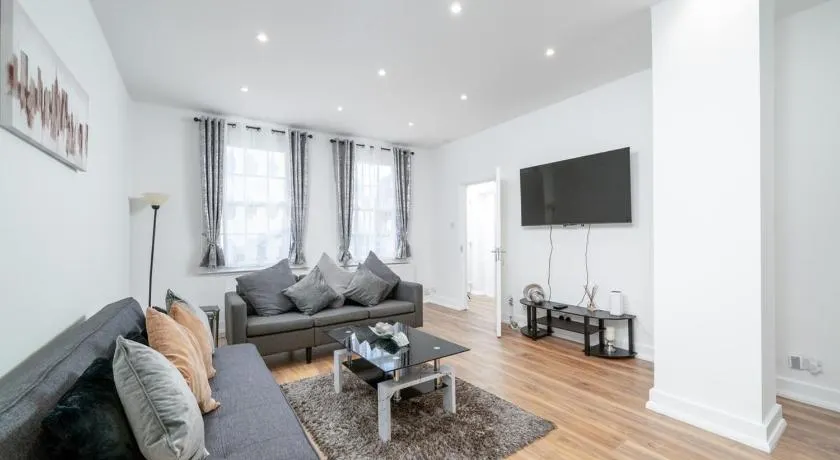 Central London Family Apt Near 02 Arena, ExCel Centre with Parking - Image 1