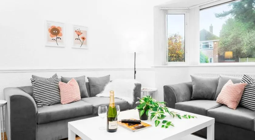 Four Bed House - Garden - Parking - Speed Wi-Fi 75CMR - Image 1