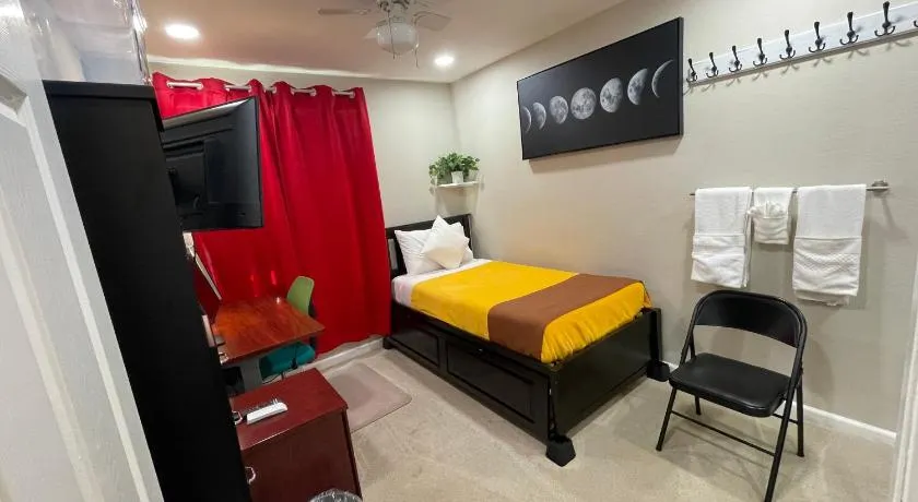 Room R1 with tempurpedic mattress and top facilities - Image 1