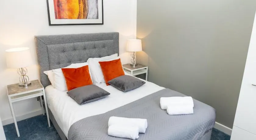 Inspiration by Olauda SA - 3 Bed House with Free Parking - Image 1