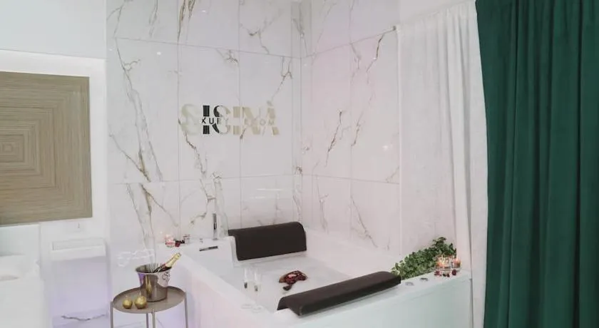 Sisina Luxury Room Jacuzzi & Piscina - Image 1