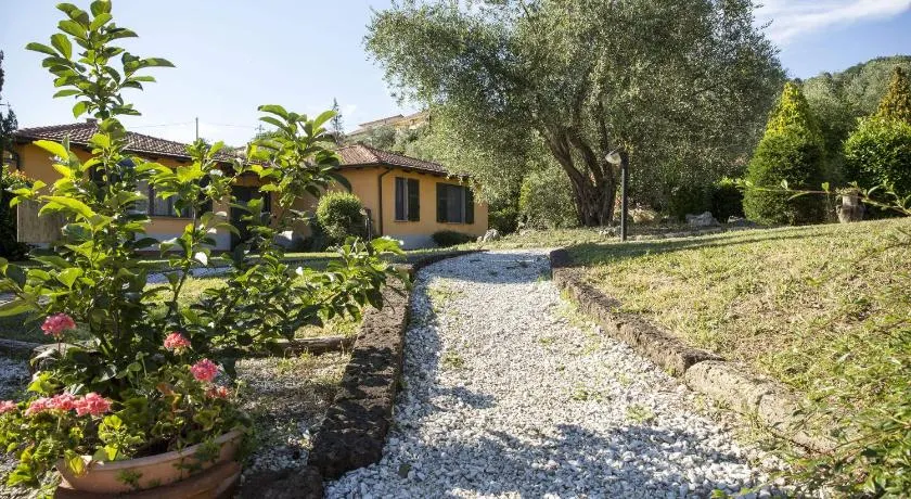 Appartamenti Residence Montebello, relax con giardino e piscina - Image 1
