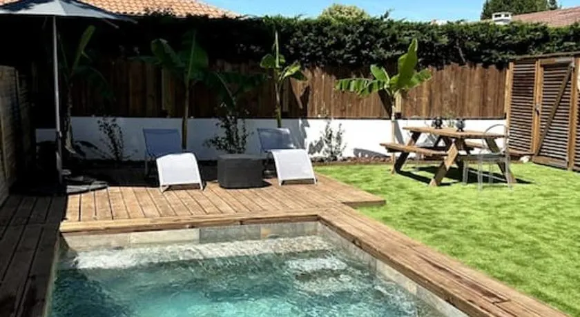Logement avec piscine privée chauffée - Image 1