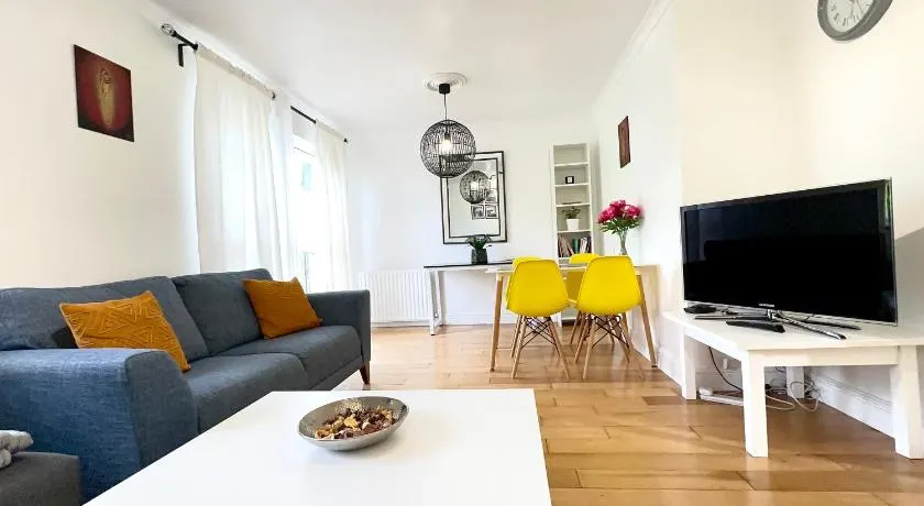 Amazing Location - City of London- 2 Bedroom Stunning Canal View House With Private Garden,Parking & Balcony - Image 1