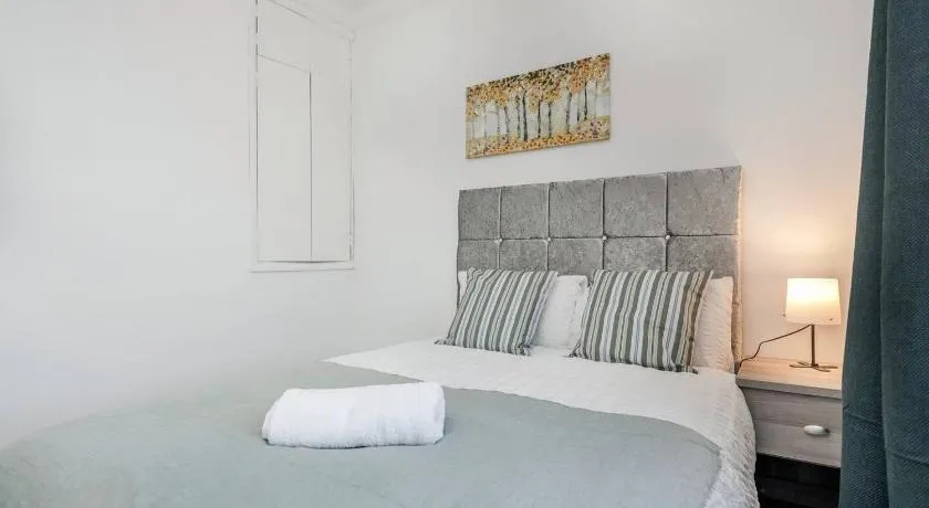 Chic 2-Bedroom Flat - Sleeps 5 - Central Tilbury - Image 1