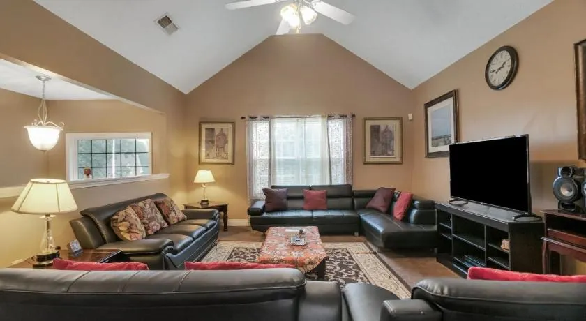 6BR Home • Spacious Yard + Grill • Peaceful Suburb - Image 1