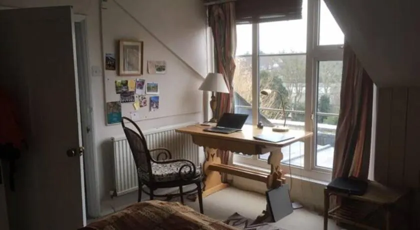 Private attic in Georgian townhouse with free parking - Image 1