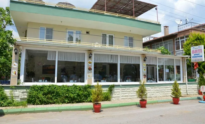 Hospiatly with beatiful foods and sea - Image 1