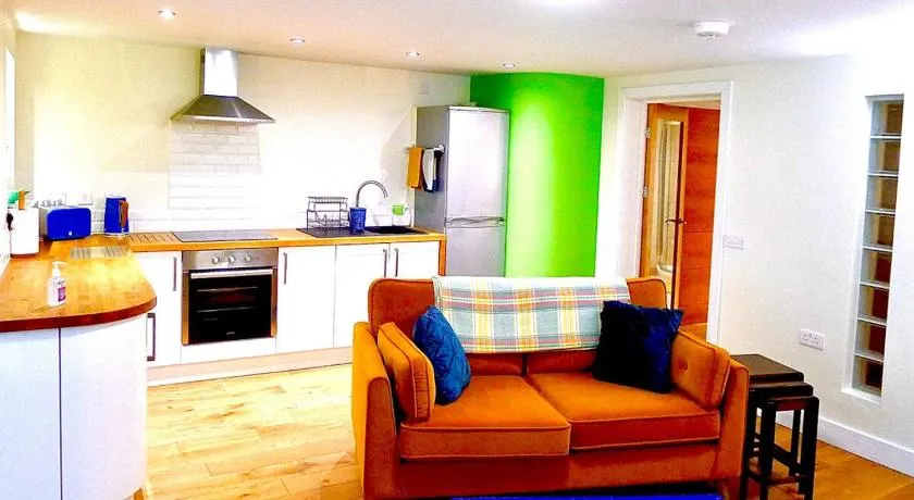 “Dragons Den” Centrally located Modern Apartment - Image 1