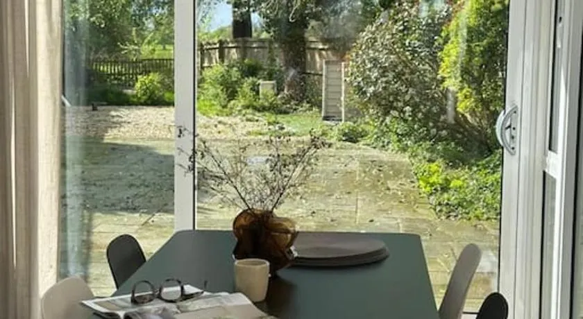 Countryside 2 bed cottage Aylesbury - Image 1