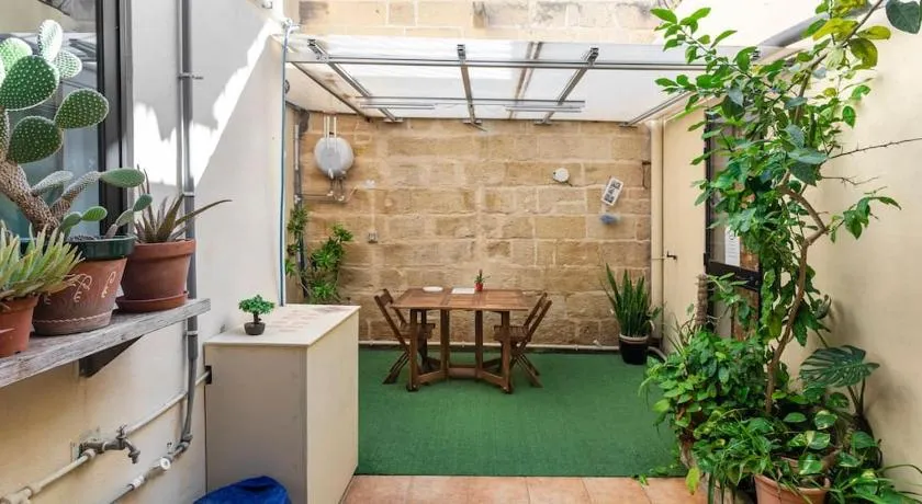 One Lemon Tree apartment (1.6 km from Airport) - Image 1