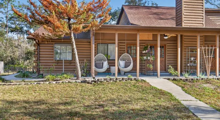 Charming Farm Stay w Fresh Eggs almost 2 Acres Near Tampa - Image 1