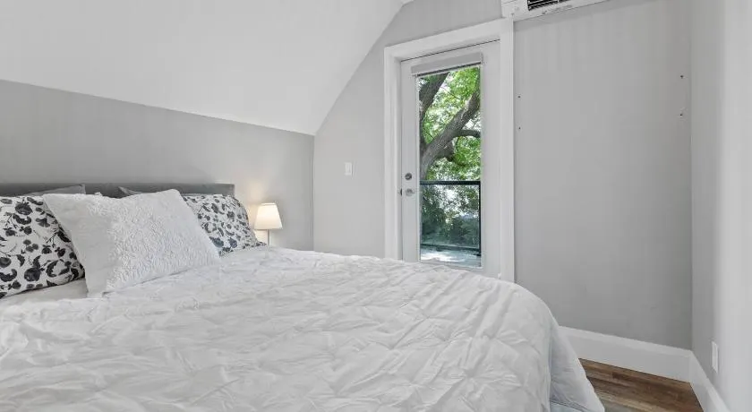 ENTIRE 1 BEDROOM APARTMENT ACROSS FROM GOOGLE - br5 - Image 1