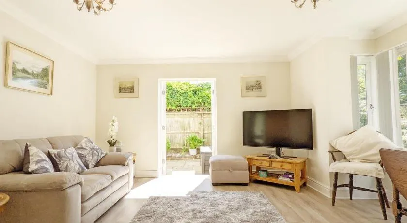 Pears Grove - Southbourne - Image 1