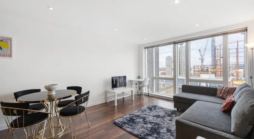 Lift & free parking, modern 1 bed flat in Shoreditch next to train station - Image 1