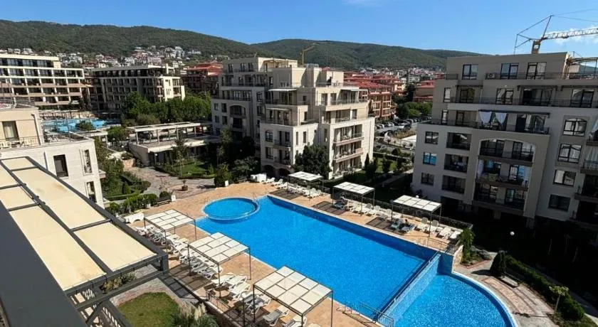 Sorrento Pool View Apartment - Image 1