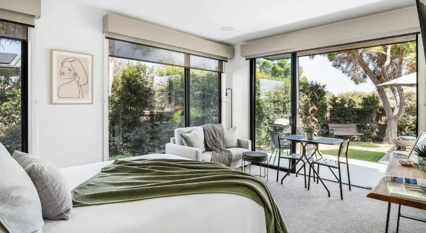 Studio One - Luxe Apartment, across from beach, walk to local shops - Image 1