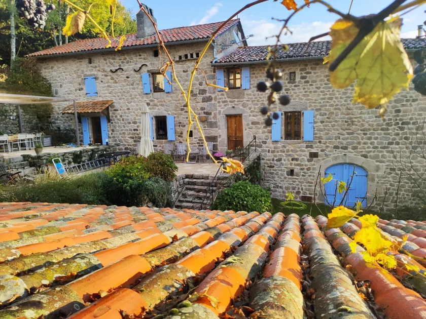 Beautifully restored house on a large property with a private swimming pool - Image 1