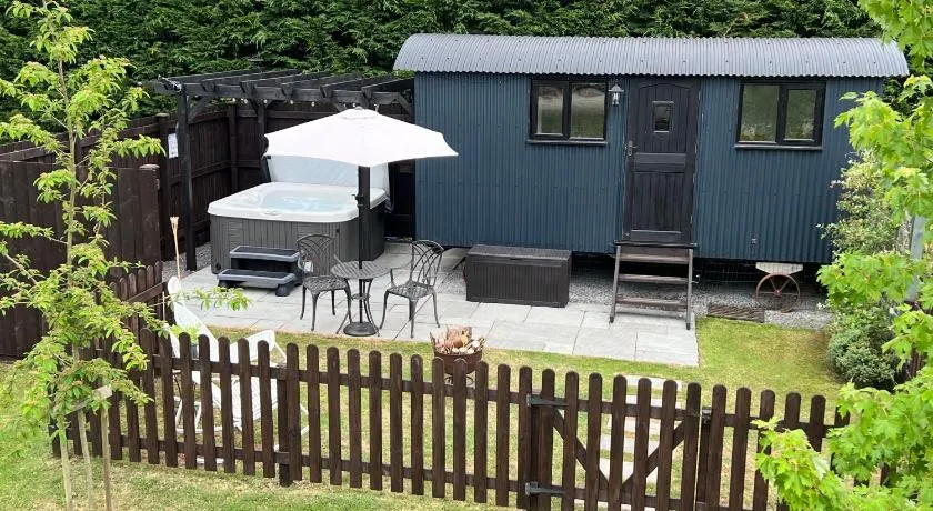 Shepherds Hut with Hot Tub - Image 1