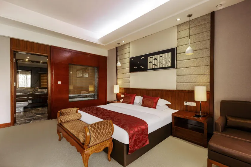 Hengrong Holiday Hotel - Image 1