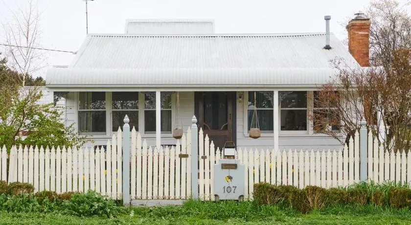 Miners Cottage lancefield - Image 1