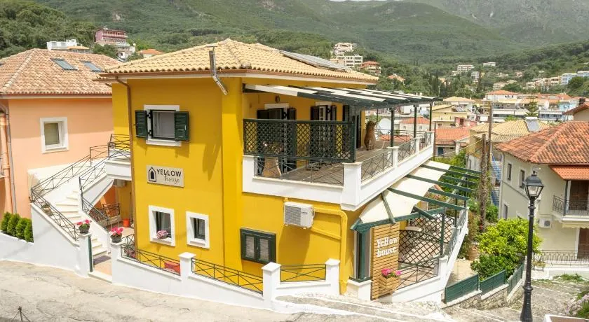 Yellow house - Image 1