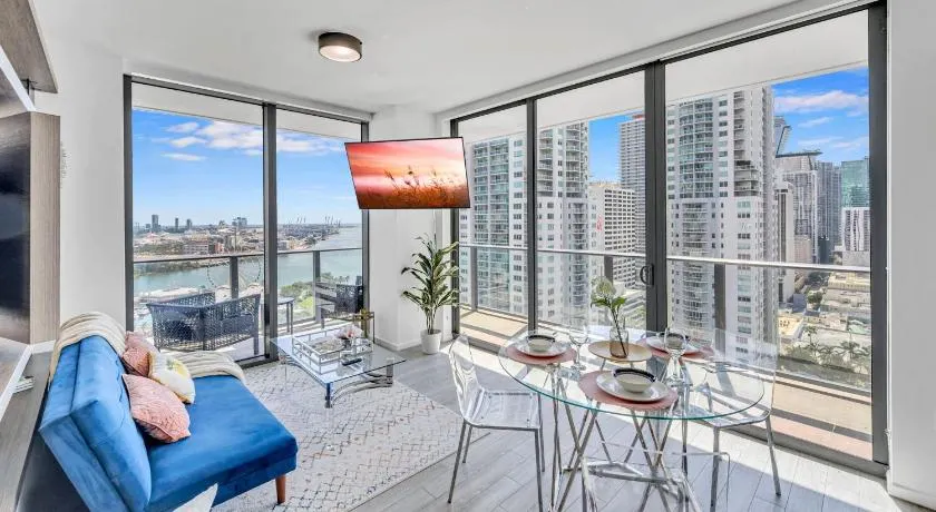 Corner condo w/ Unrivaled views - Image 1
