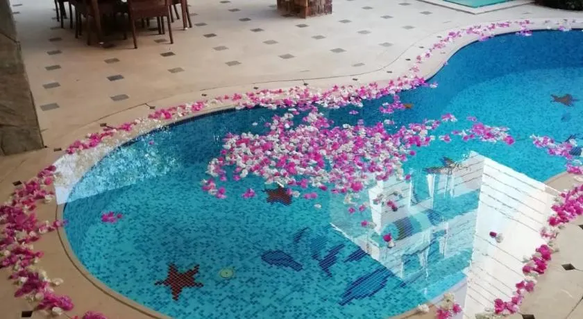 Cheerful standalone villa with pool and waterfall - Image 1