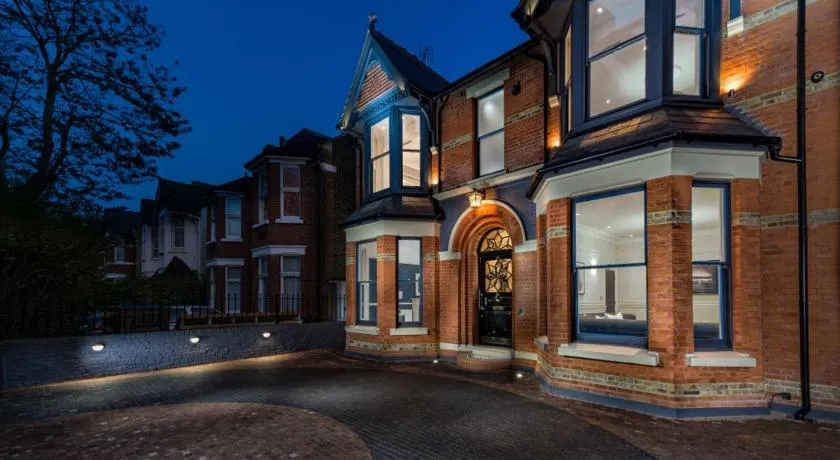 Dream House London 5bd with gym, cinema and hot tub - Image 1