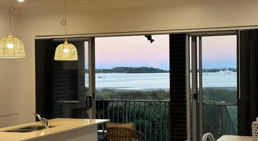 8-Person Waterfront Beach House Stunning Views - Image 1
