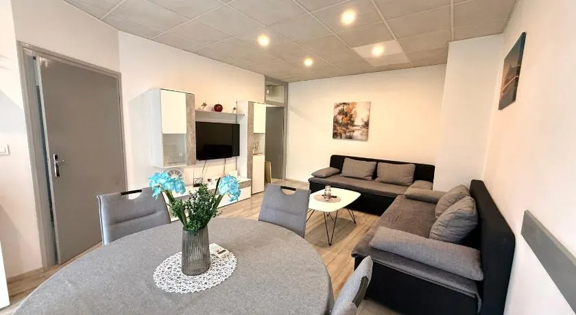 Hugo s home, apartman blizu bazena i bolnice - Image 1