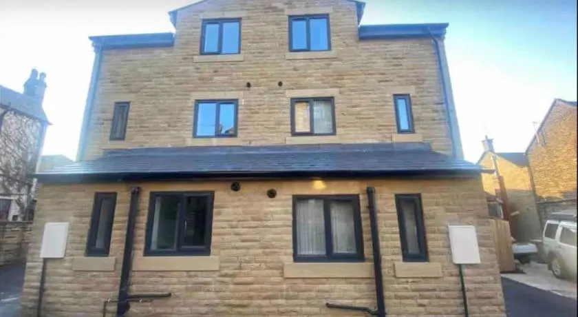 Modern 3- Bed Holiday Home - Private Parking Sleeps 10- 2 Min M62 - Image 1