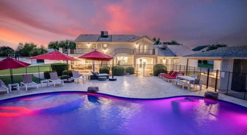 LeFairview Chateau- Pickleball Heated Pool Jacuzzi - Image 1