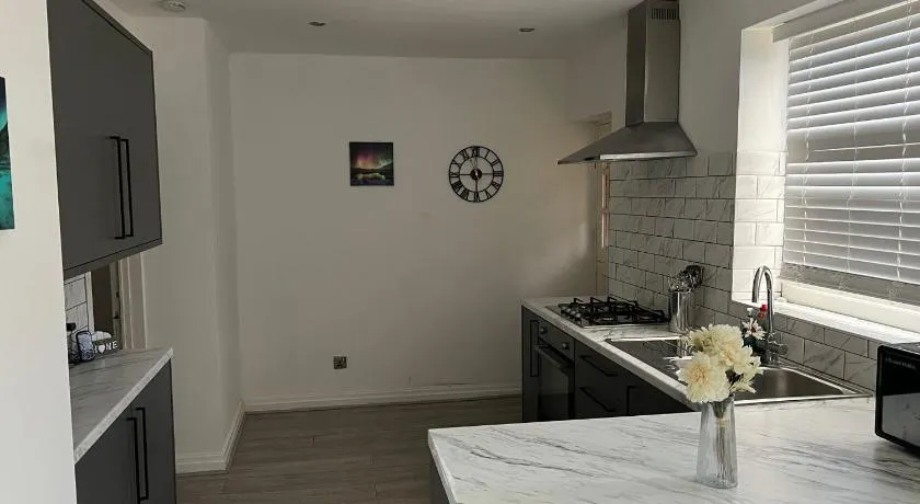 3 Bed house Near Manchester Airport - Image 1