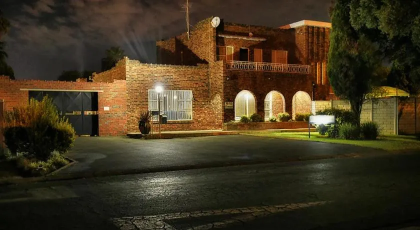 Mall Guesthouse - Image 1