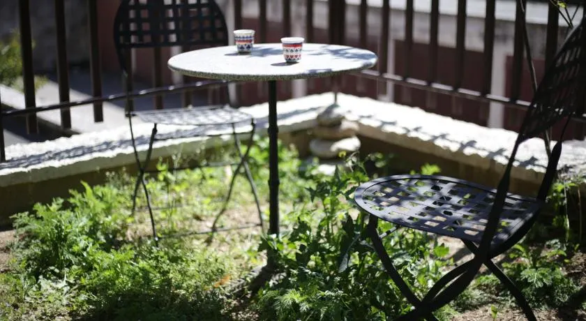 Apartment with lovely garden - Image 1