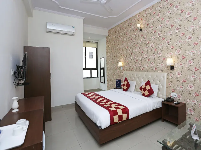 OYO 9594 Hotel Shree Residency - Image 1