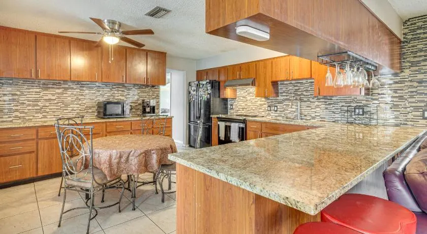 Theme Park Base! Suburban Home 14 Mi to Universal - Image 1