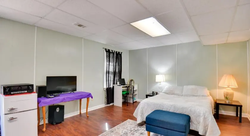 4 Mi to Downtown: WFH-Friendly Loganville Studio - Image 1