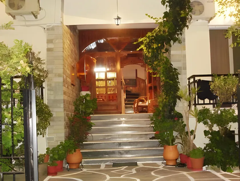 Kristal Hotel - Image 1