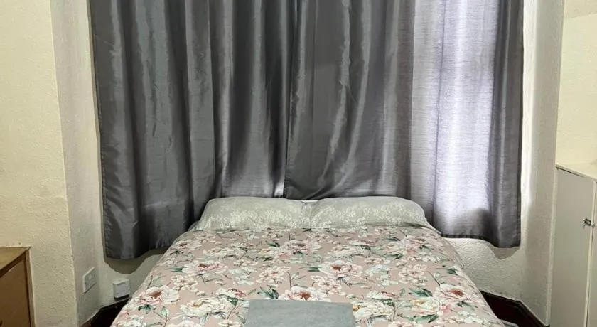 Private Room near Station & City Centre Free Parking Fast WiFi - Image 1