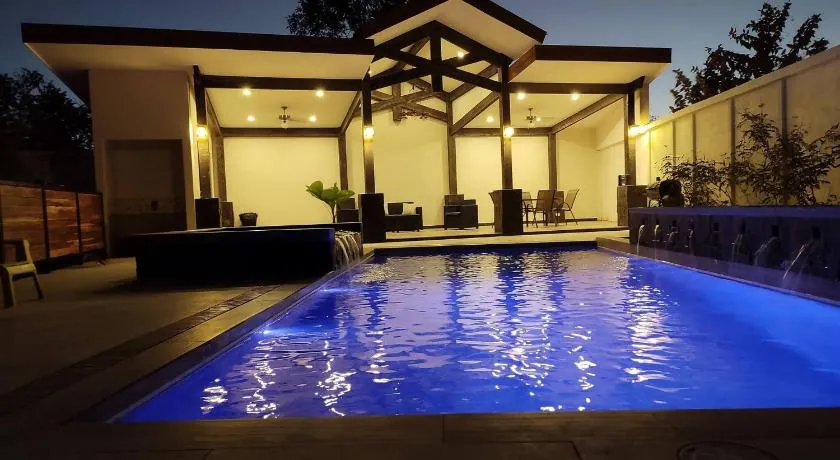1 New modern 2 bed suite with shared pool - Image 1