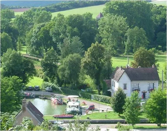 Maison de caractère au bord du canal du Nivernais - Image 1