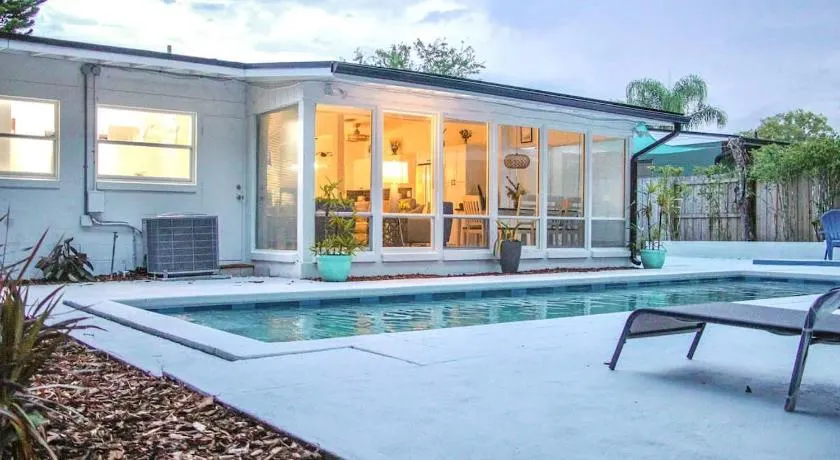 Orlando Villa: Pool Garage & Garden View - Image 1