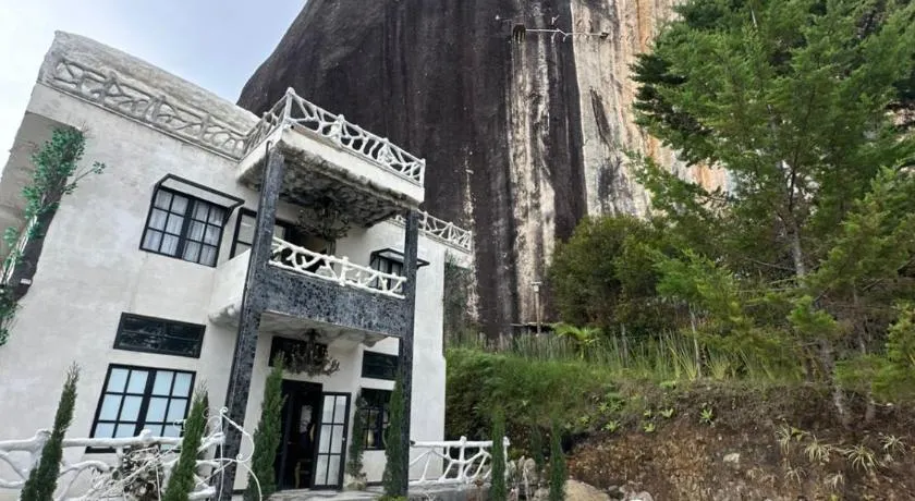 templo de piedra refugio espiritual - Image 1