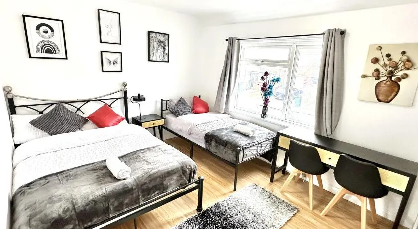 4 ensuite Bedroom Entire House Sleeps 10 Driveway Parking near Coventry Univesity and City Center - Image 1