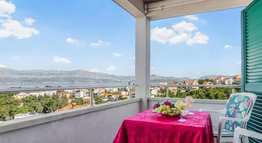 Spacious & Charming Apartment 128 m2 with Sea View - Image 1